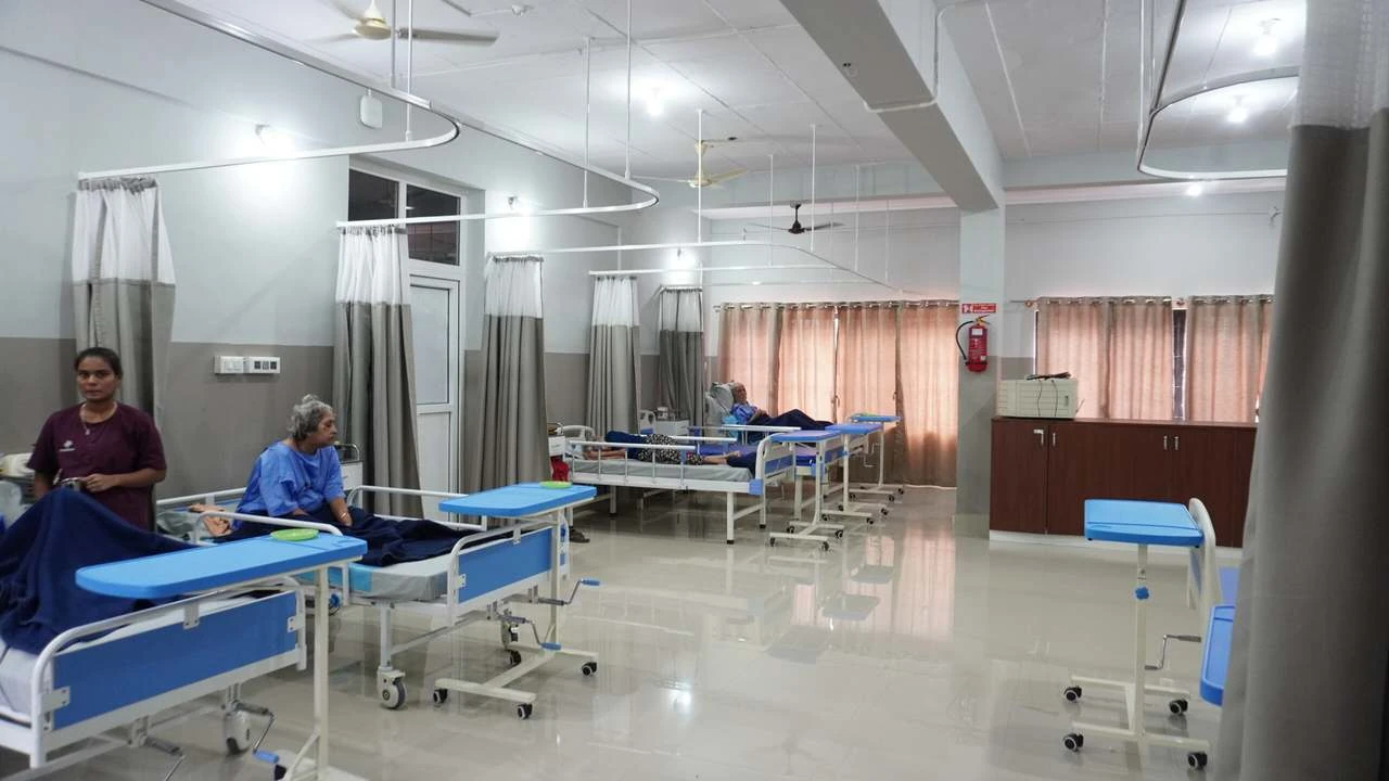 A nurse with patients in the ward